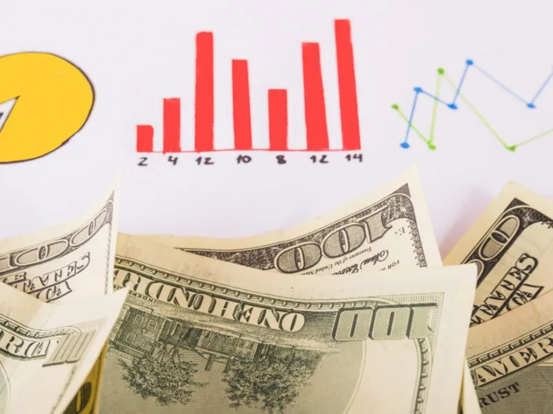 Phân tích dữ liệu thể thao trên máy tính bảng với biểu đồ và logo kubet 88